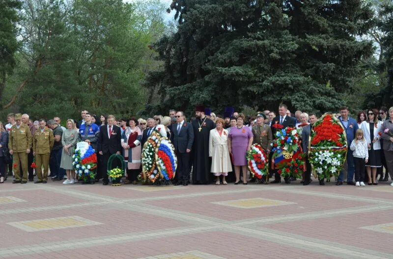 Цветочный праздник посвященный героям войны. Возложение венков моряками. Церемония возложения венков на Тосно. Возложение венков 5 мая Ростов.