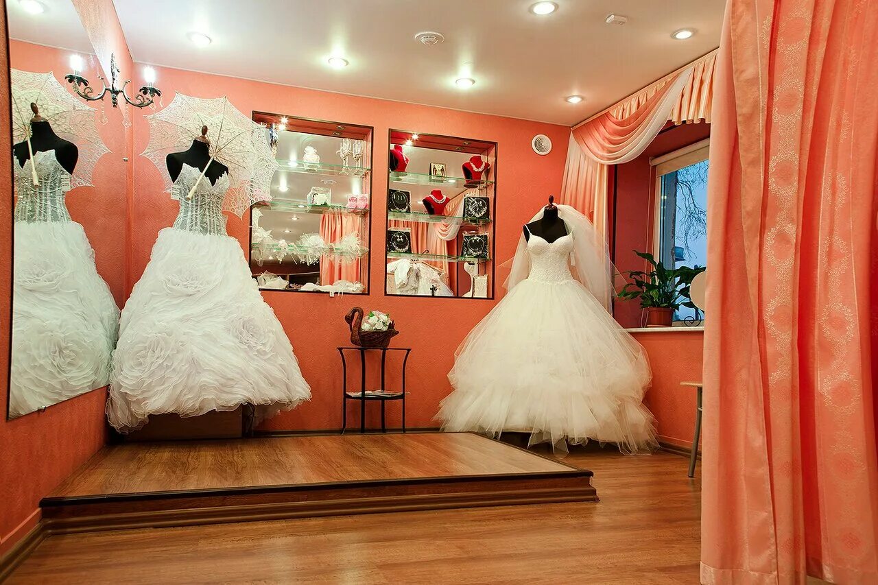 Свадебные салоны саранск. Свадебный салон. Магазин свадебных платьев. Дизайн свадебного салона. Салон свадебных платьев.