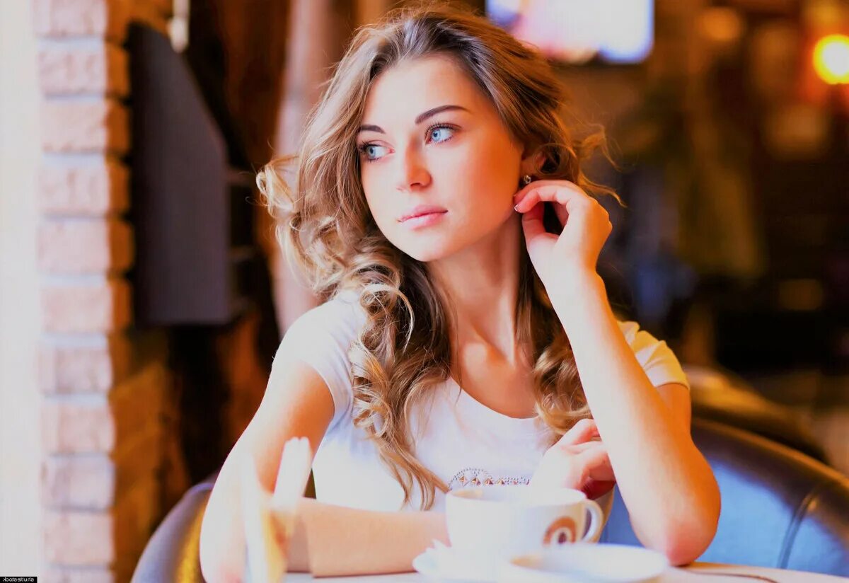 изображение / shutterstock / fotodom. девушка сидит на земле. девушка задумалась на диване. девушка сидит задумавшись. задумчивая девушка сидит.