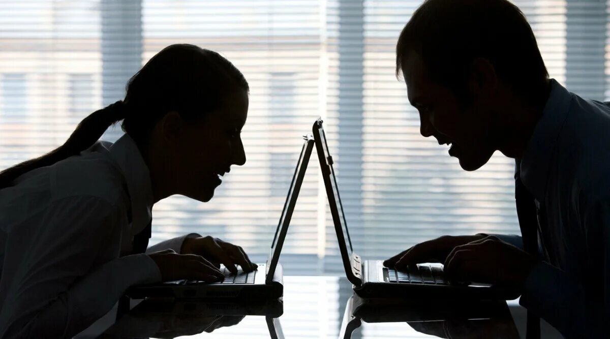 Живое и виртуальное общение. Человек сидит в социальных сетях. Общение реальное и виртуальное. Прямо в сети. Женщина с ноутбуком.