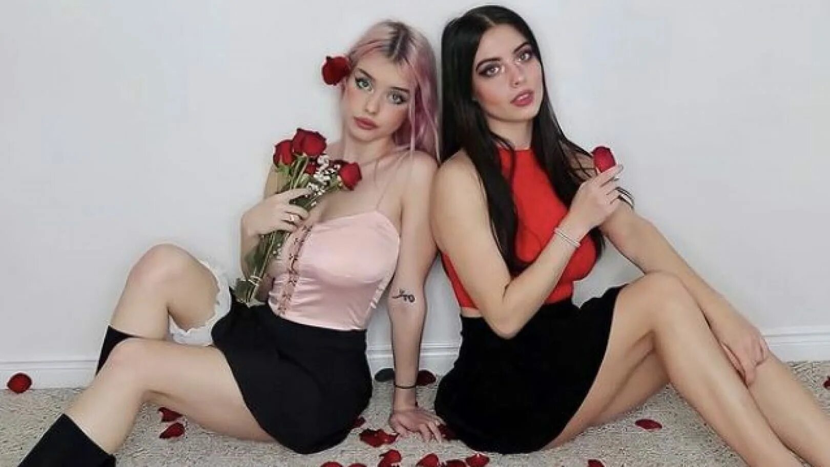 Burch twins. Lauren and julia burch. Джулия берч. Burch twins. Лорен берч.