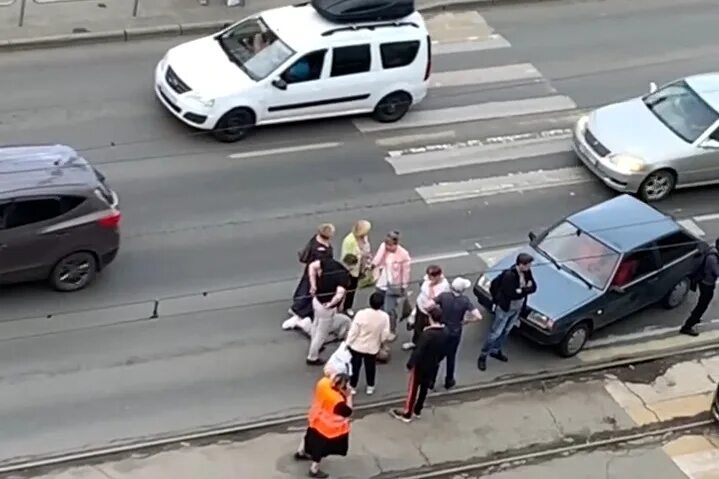 Девушка сбившая пешеходов. Сбили пешехода Челябинск вчера. Пешеход переходит дорогу.