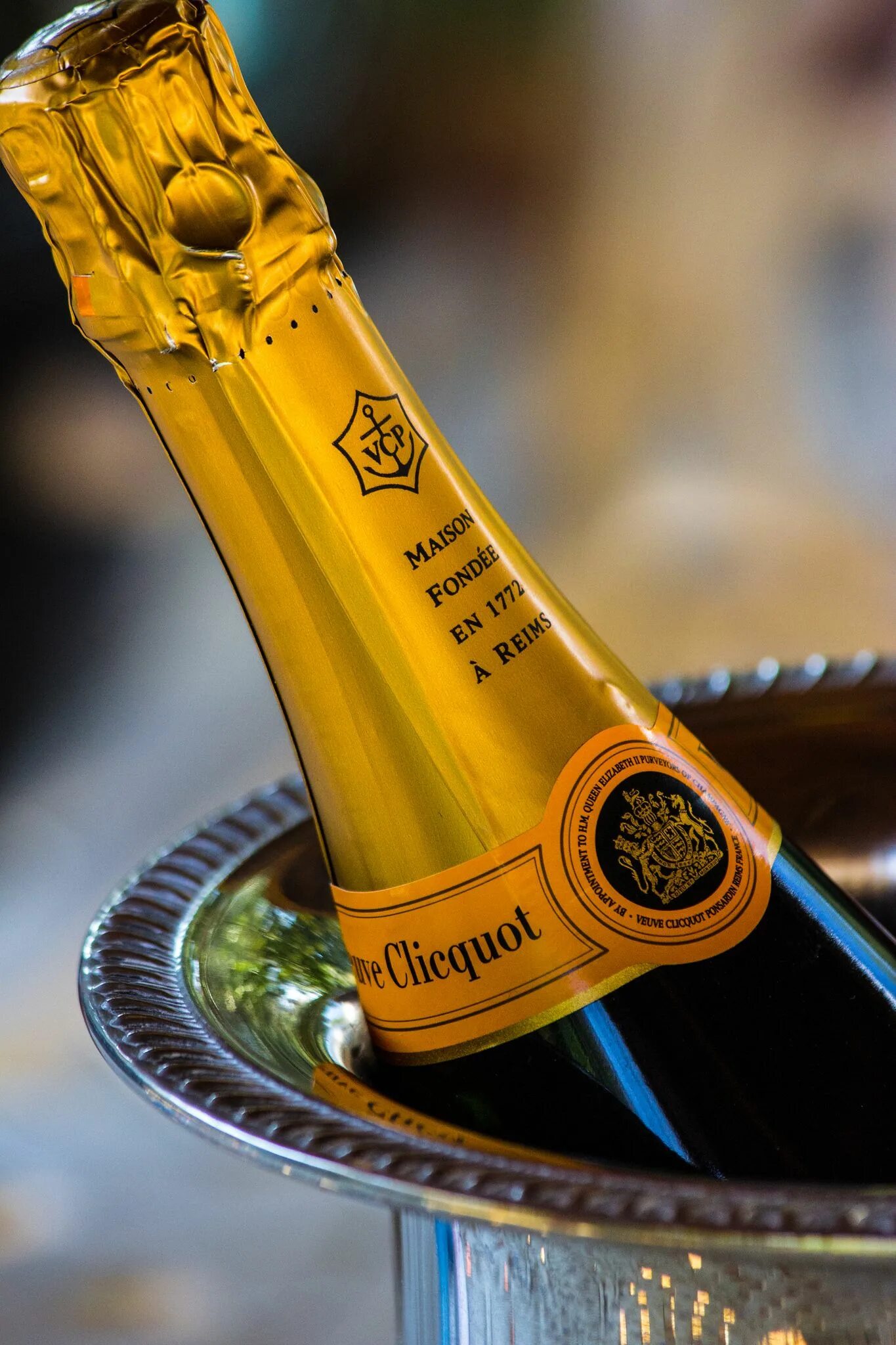 Шампань champagne. Винодельня Veuve Clicquot. Шампанское с короной. Японское шампанское. Игристое вино и шампанское.