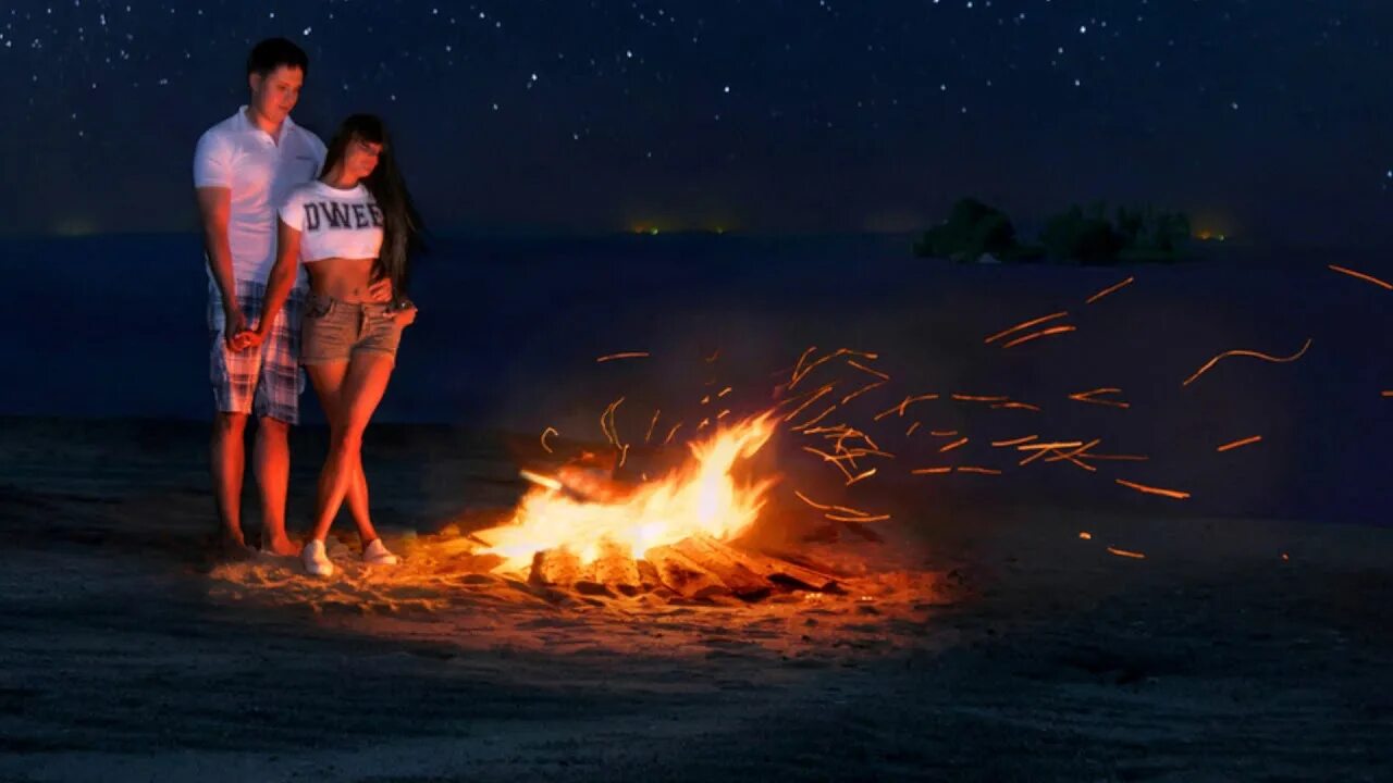 Двое у костра. Мы с тобой в этом море горим. Влюбленные на небесах. Влюбленные у костра. Прекрасное чувство - любовь.