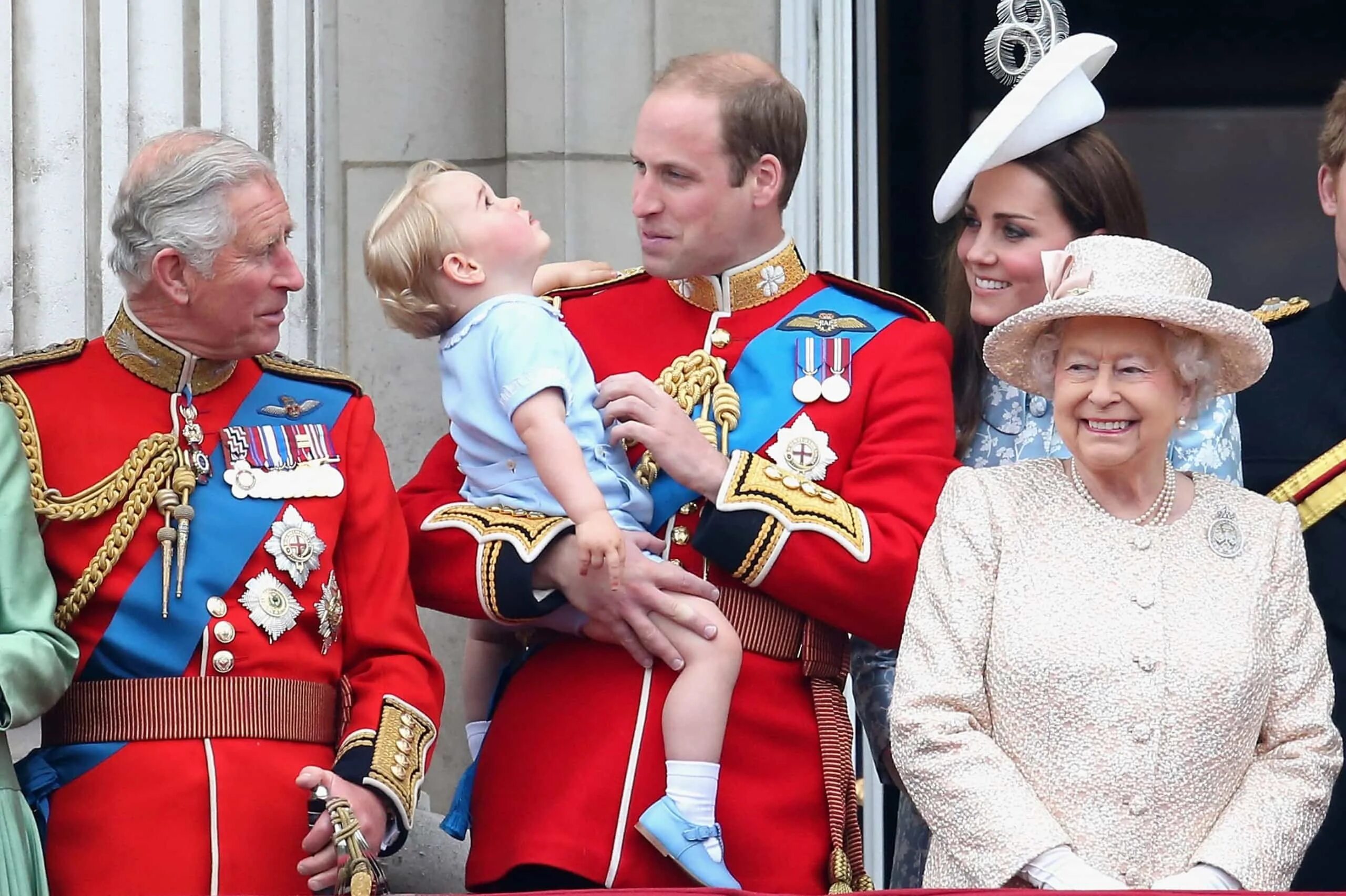 Граф уэссекский эдвард с семьей. Принц чарльз в кембридже. Королевская семья великобритании 2022. Принцесса анна дочь королевы елизаветы ii. Королева елизавета и принц эндрю.