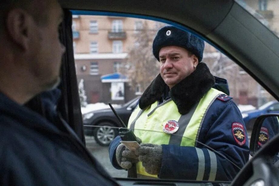 Водители граждане рф. Инспектор ГИБДД. Сотрудник ГИБДД И водитель. Общение с сотрудником ГИБДД. Гаишник остановил водителя.