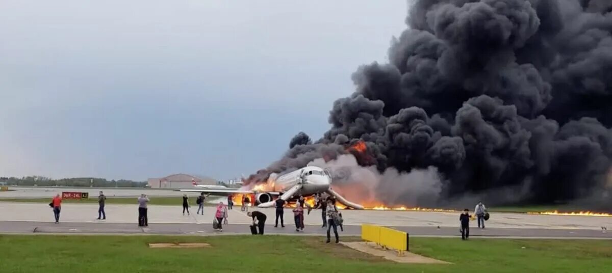 Катастрофа ssj 100 в шереметьево 05.05 19. Ssj-100 самолет катастрофа в шереметьево. сгоревший ssj 100 в шереметьево. пожар ssj 100 в шереметьево. пожар в самолете в шереметьево.