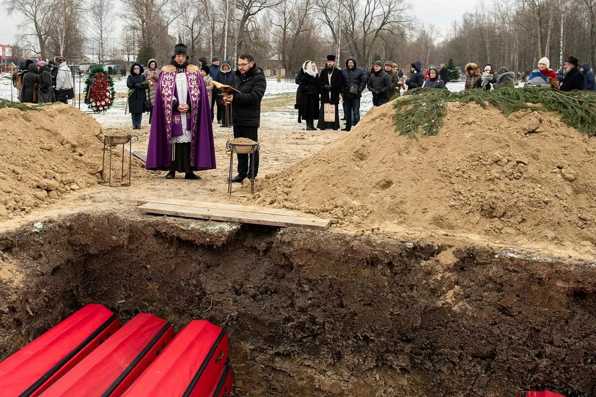 Когда захоронят прах ширвиндта. Церемония захоронения праха. Памятник жертвам красного террора в Павловске. Кладбище Петропавловская Чечня. Человеческие останки на кладбище.