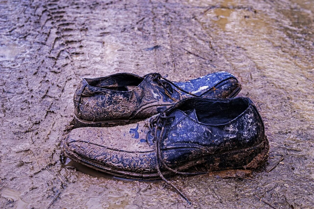 Грязные кроссовки. Туфли мужские в грязи. Кроссовки в грязи. Грязные башмаки. Грязные ботинки.