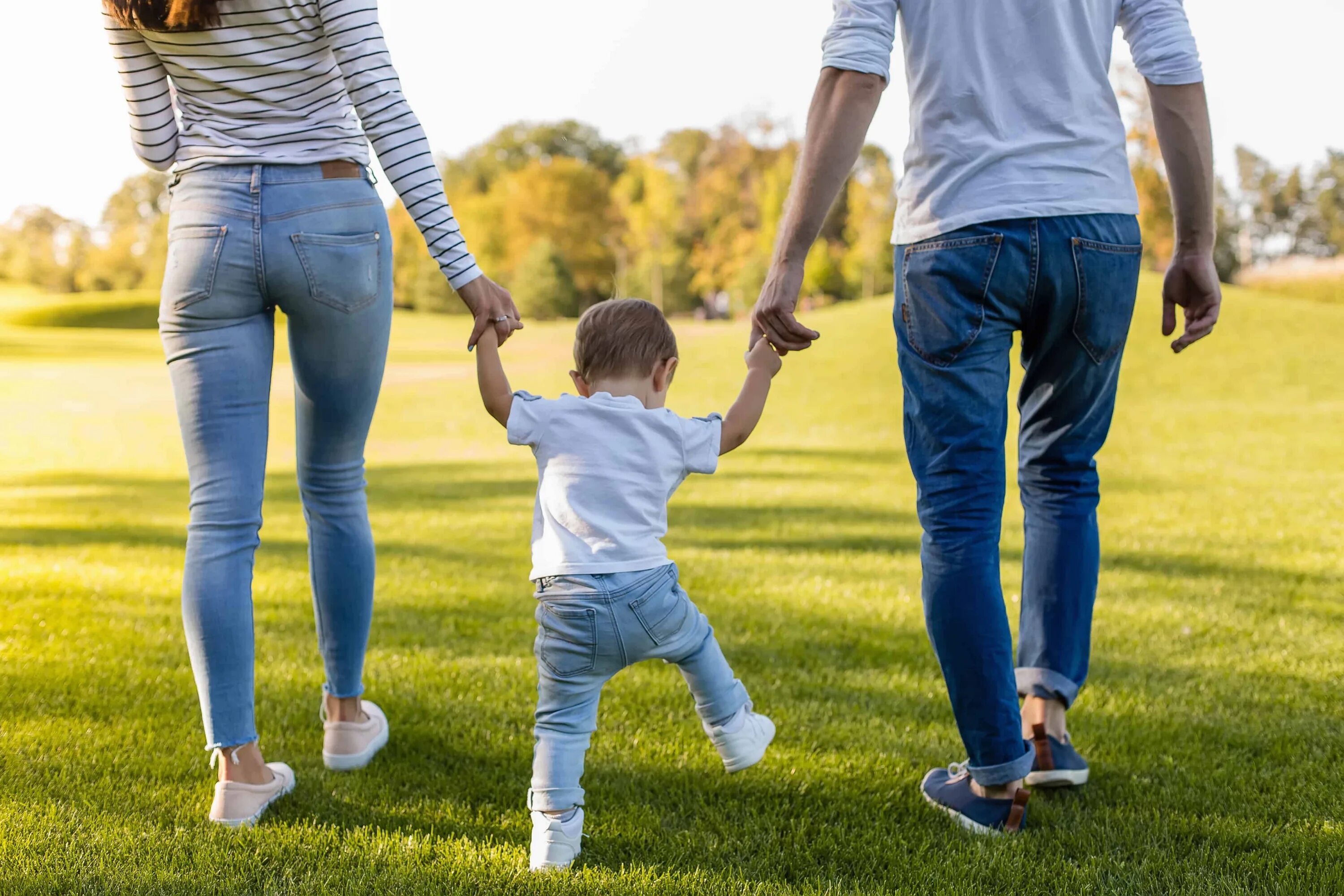 She has a father. Дети с родителями. Родители с ребенком за руку. Ребенок за руку с родителями. Счастливая семья.