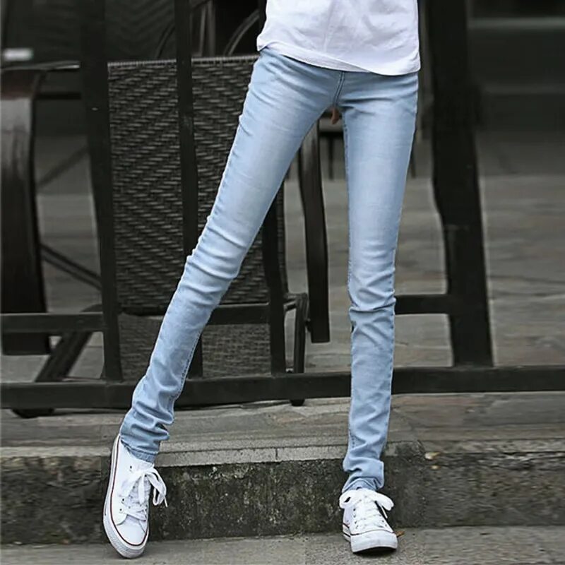 худые девушки в джинсах. джинсы с молниями на коленях. легинсы с прорезями на коленях. девушка в черных джинсах. штаны рваные худые ножки тонкие.