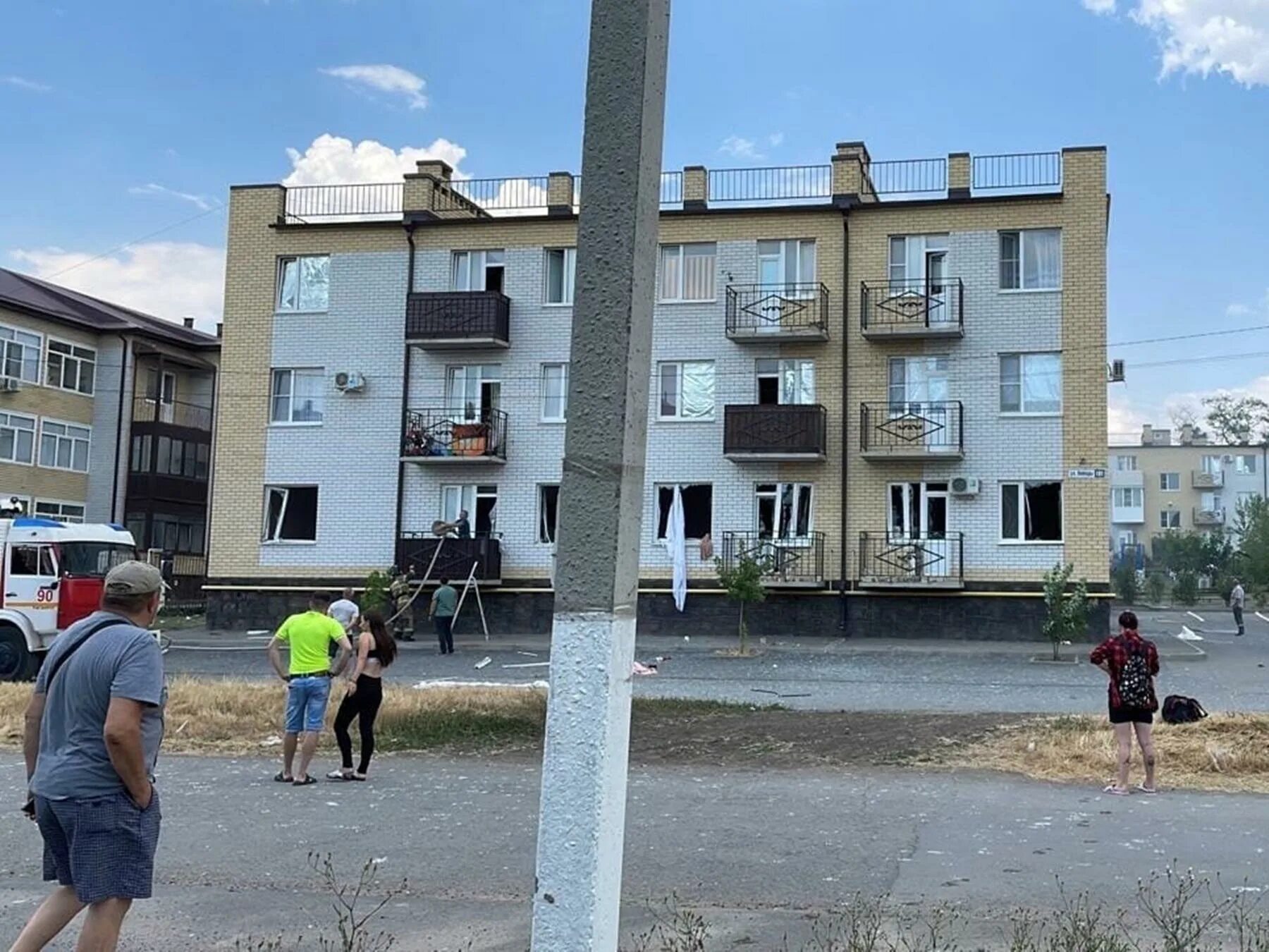 Таганрог новости на сегодня происшествия свежие. Взрыв в Таганроге на Андреевском. Микрорайон Андреевский Таганрог. Пятиэтажка фото.