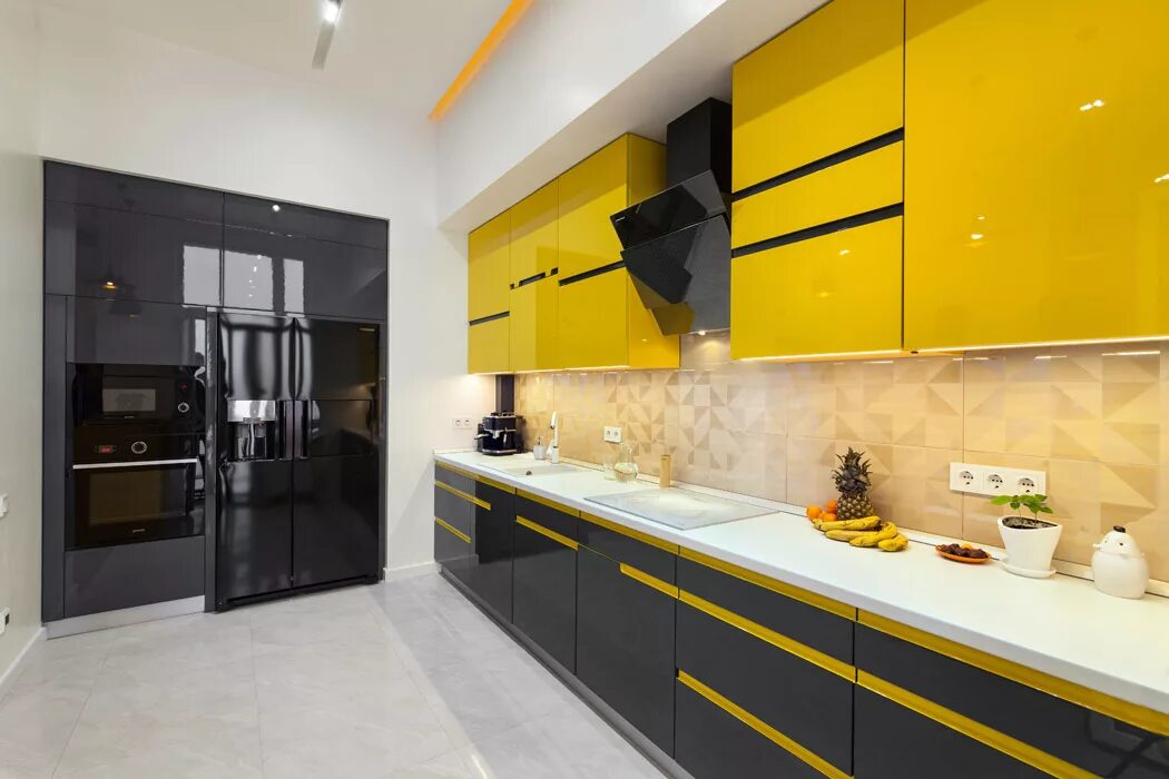 Желтая кухня дизайн. Желтые кухни. Кухня в желтом цвете. Желто черная кухня. Черно желтая кухня.