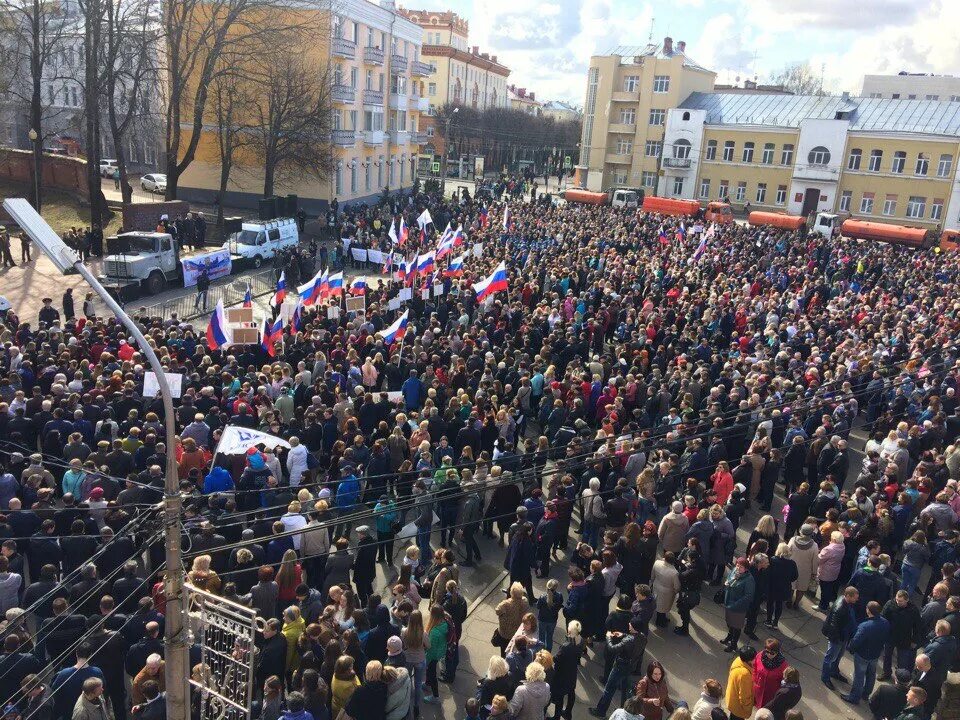 Теракт в смоленске. Митинг в Смоленске. Идут на митинг. Террористический акт в Смоленске. Митинг в юридической Академии фото.