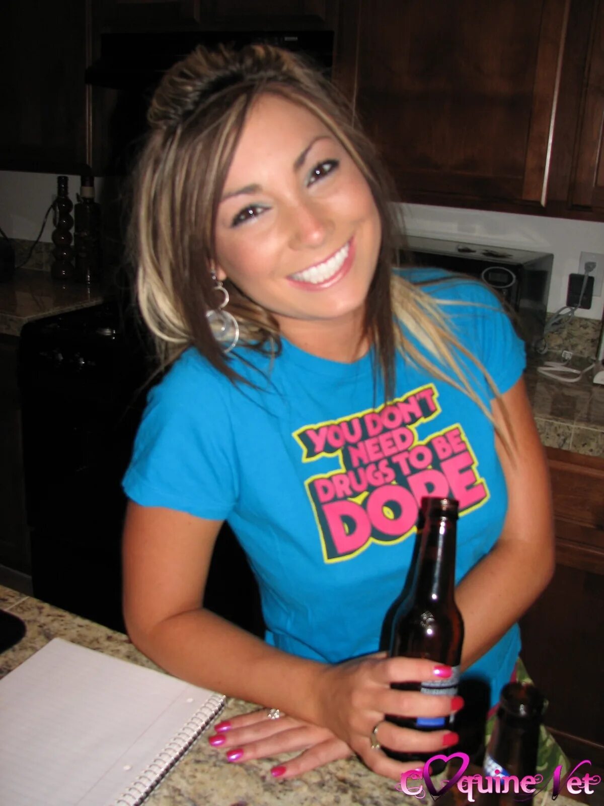 ненасытные девочки. ненасытные девочки. девушки на фоне ковра. ненасытные девочки. тиффани хэддиш улетные девочки.