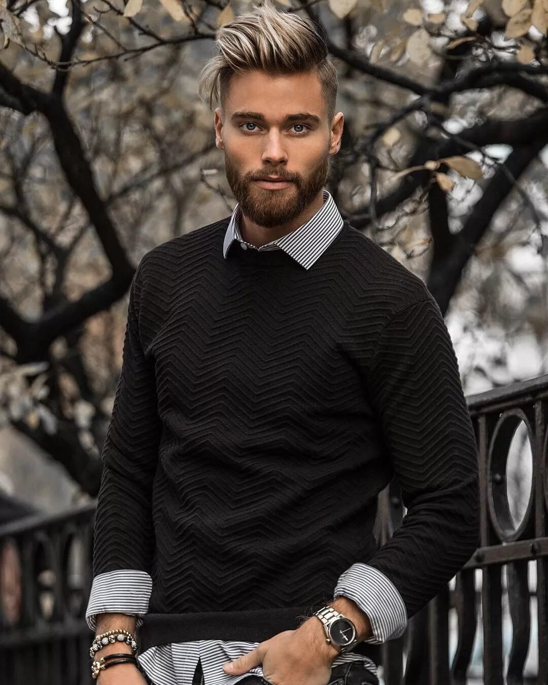 Стрит кэжуал мужской 2020. Мужской стиль с черной водолазкой. Мужской стиль с водолазкой. Мужские образы. Стиль парней черная водолазка.