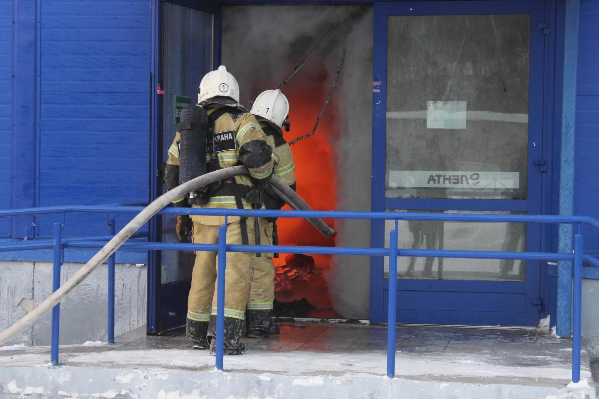 Лента Томск пожар. Пожар лента Томск 2021. Пожар в Томске лента после пожара. Пожар в гипермаркете лента. 23 декабря 2016 г