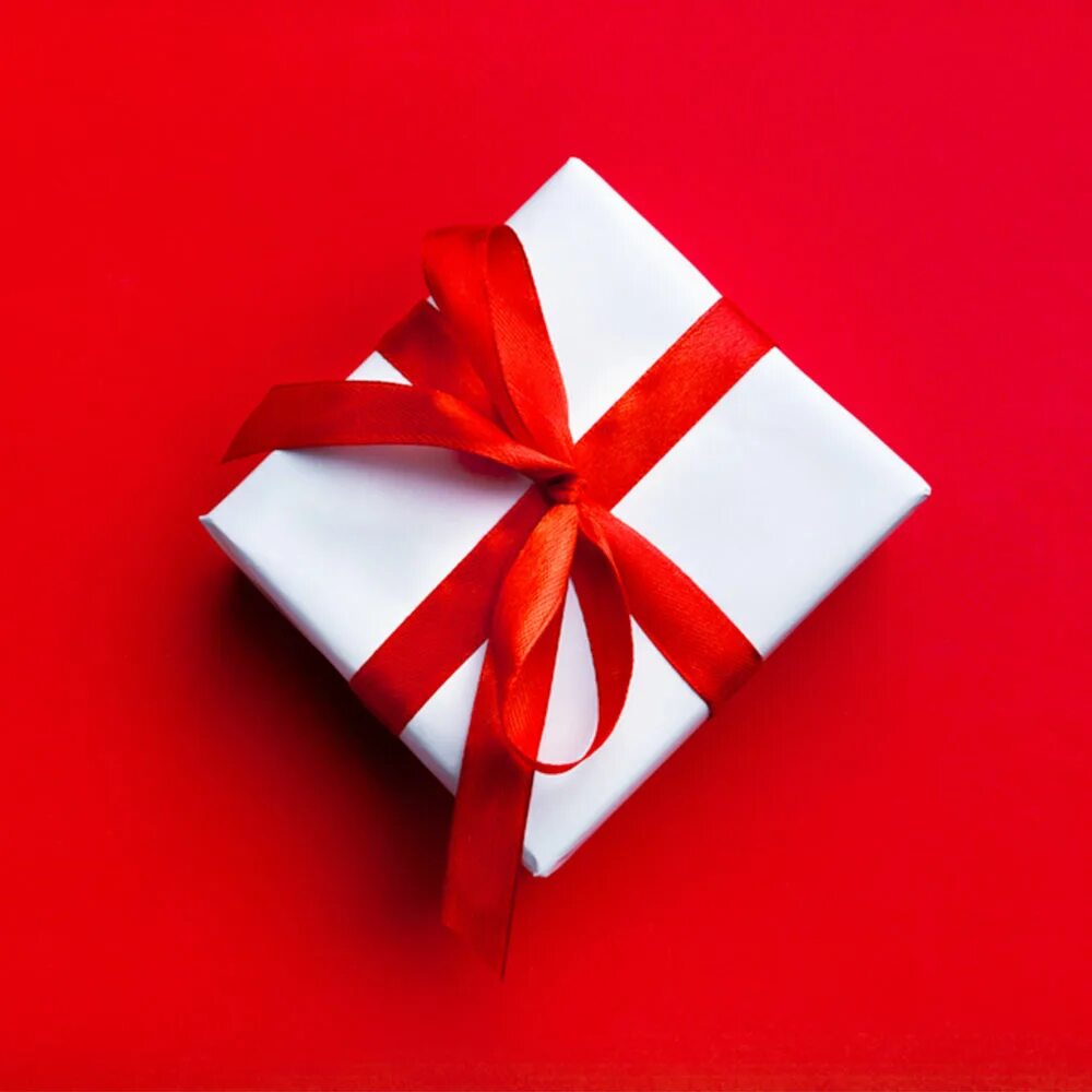 Подарок без слов. Красный подарок. Подарочная коробка на Красном фоне. Красное белое подарки. Подарки фон.