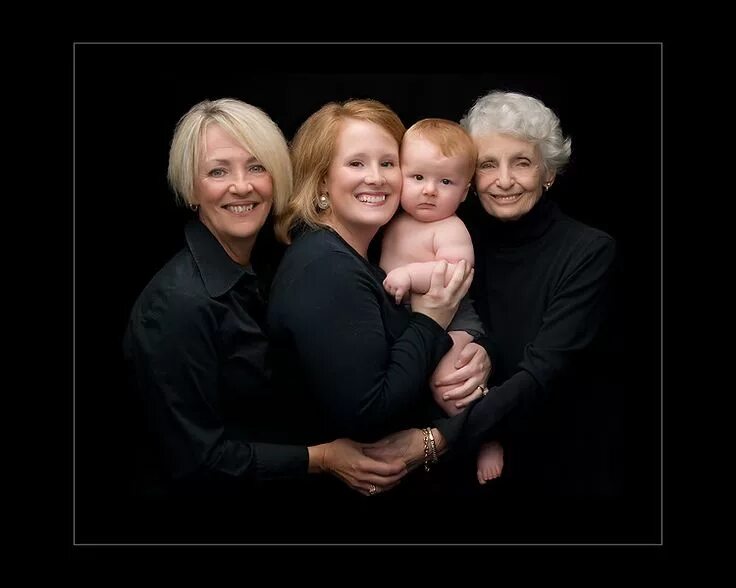 Несколько поколений женщин. Семья несколько поколений. Четыре поколения женщин. Семейная фотосессия с бабушками и дедушками. Бабушка и дочка и сын
