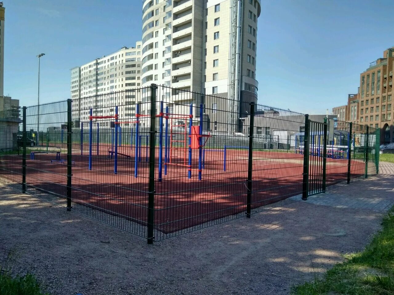 крытые уличные спортивные площадки. петербург спортивные площадки. спортивная площадка в питере. воркаут площадки спб. таврический сад спортплощадка.
