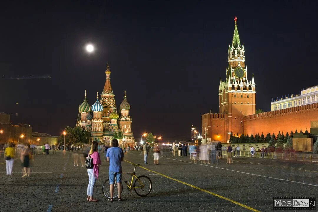 Ночь будет 0. Две Луны в Москве. Луна над красной площадью. Две Луны на небе. Луна 2 фото.