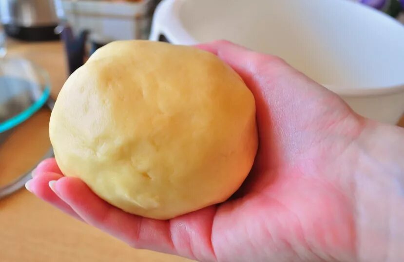 замес теста для печенья. тесто с печенью. выпечка из слоеного теста с печенью. тесто с печенью. слоеный пирожок с печенью.