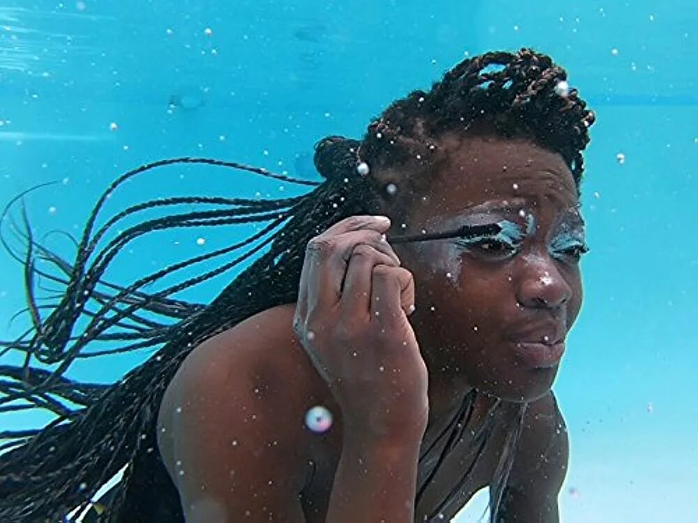 В волосах есть вода. Волосы в воде. Афро волосы в воде. Волосы в воде фото. Волосы женщина в воде.