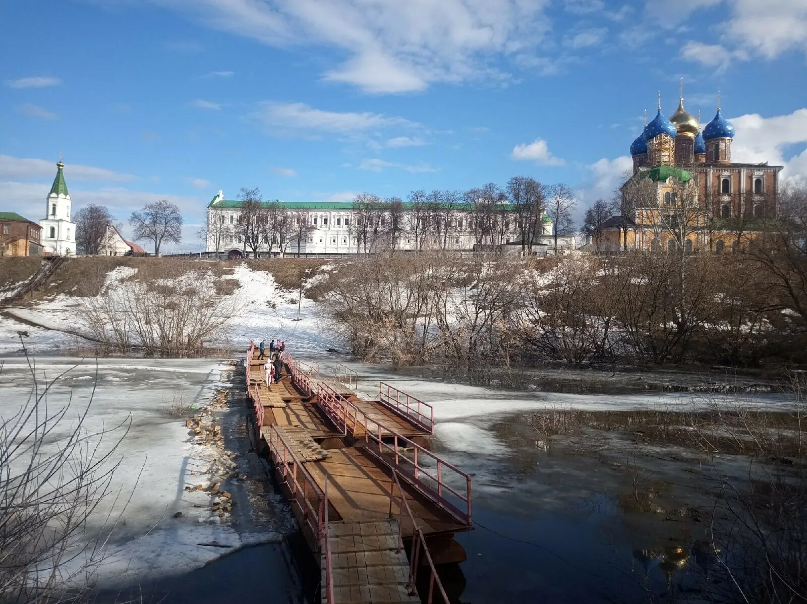 Рязань разлив Трубеж Кремль. Река Трубеж Рязань. Рязань разлив реки Трубеж. Кремль Рязанский разлив Оки. Апрель рязань купить