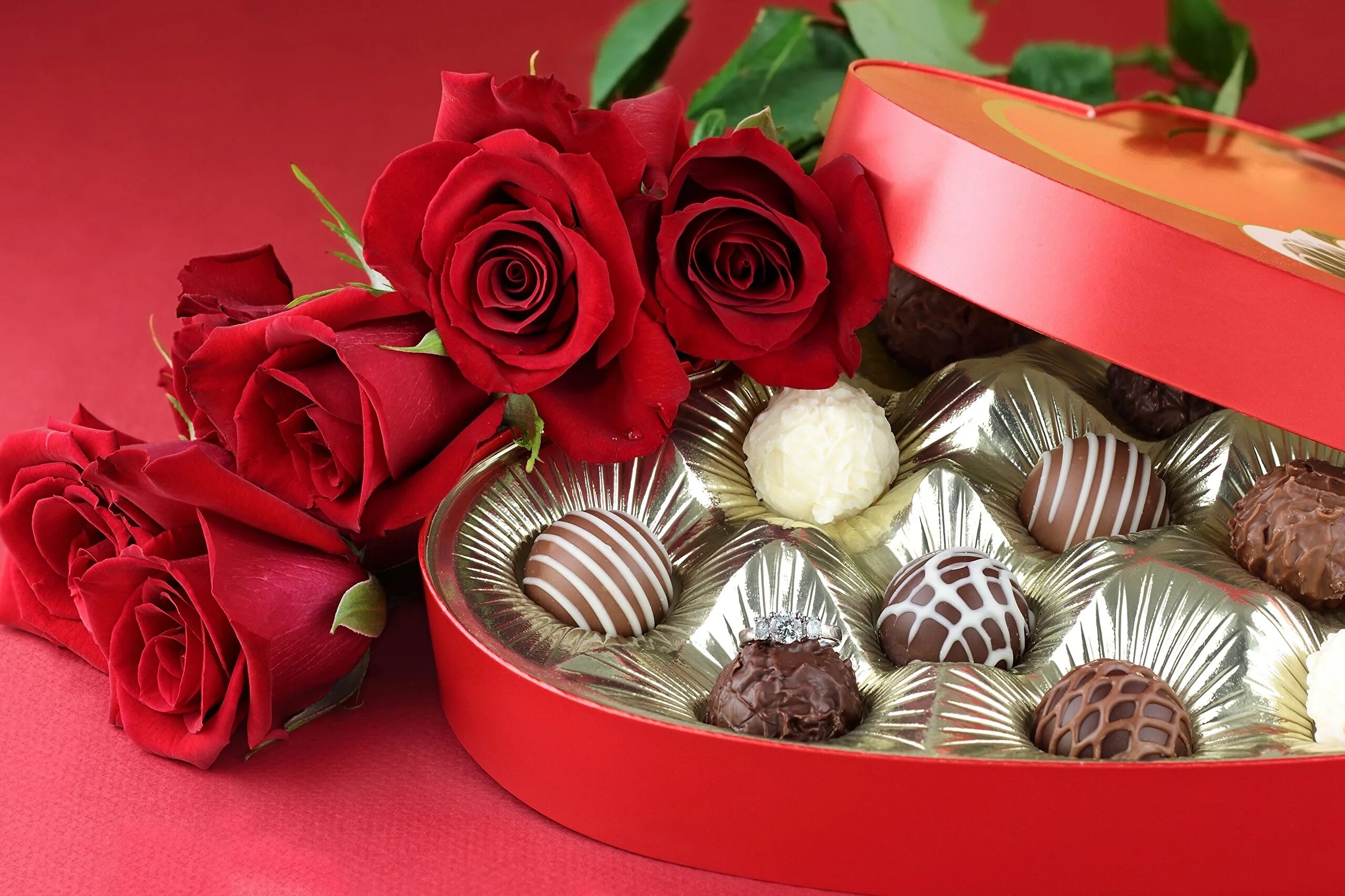 Подарки по цветам. Цветы с конфетами. Шоколадные конфеты и цветы. Розы с конфетами. Красивый букет с конфетами.