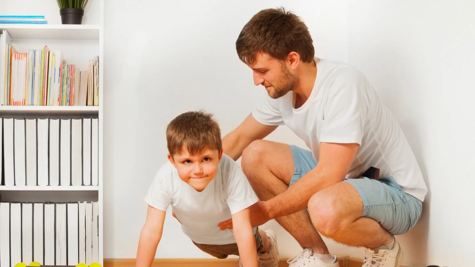 Роль отца в воспитании сына. Папа занимается с сыном уроки. Папа и сын уроки. Мама ругает ребенка за двойку. Отец обучает сына.