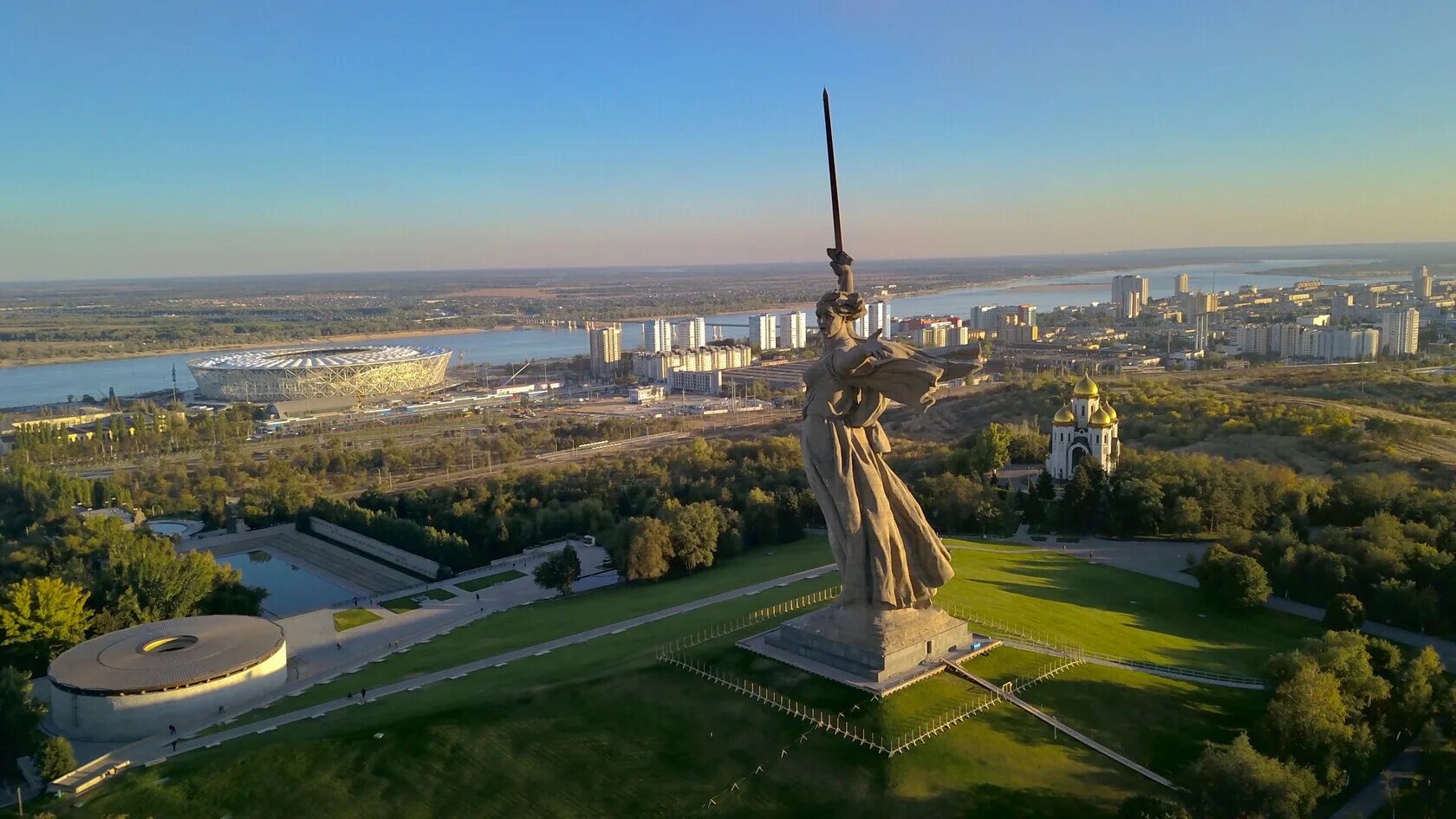 Ковид в волгограде. Родина-мать Волгоград. Мамаев Курган Волгоград. Город Волгоград Родина мать зовет. Родина мать Чебоксары.