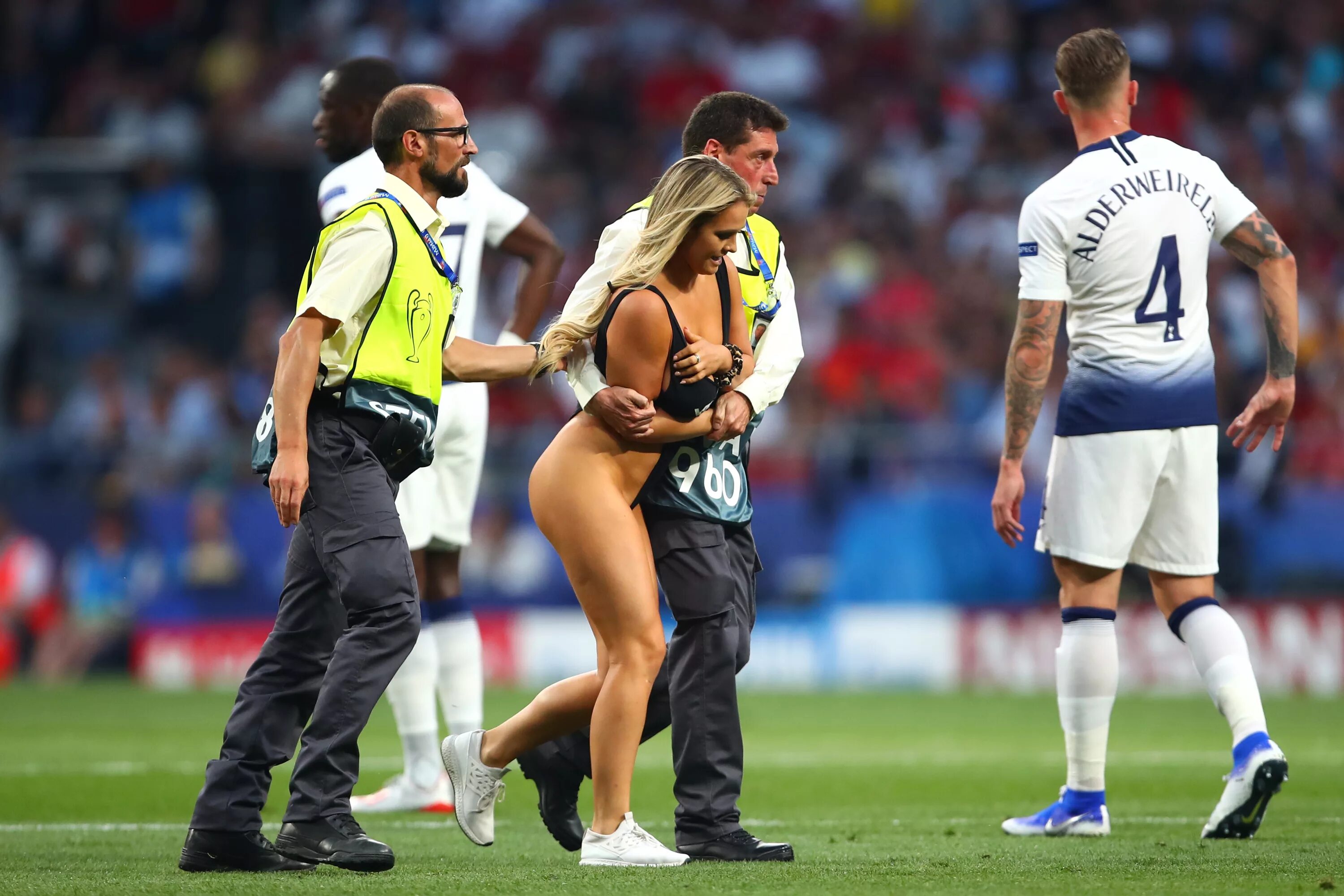 выбежала в какое поле. кински волански выбежала на поле. выбежала в какое поле. выбежала на поле. выбежала в какое поле.