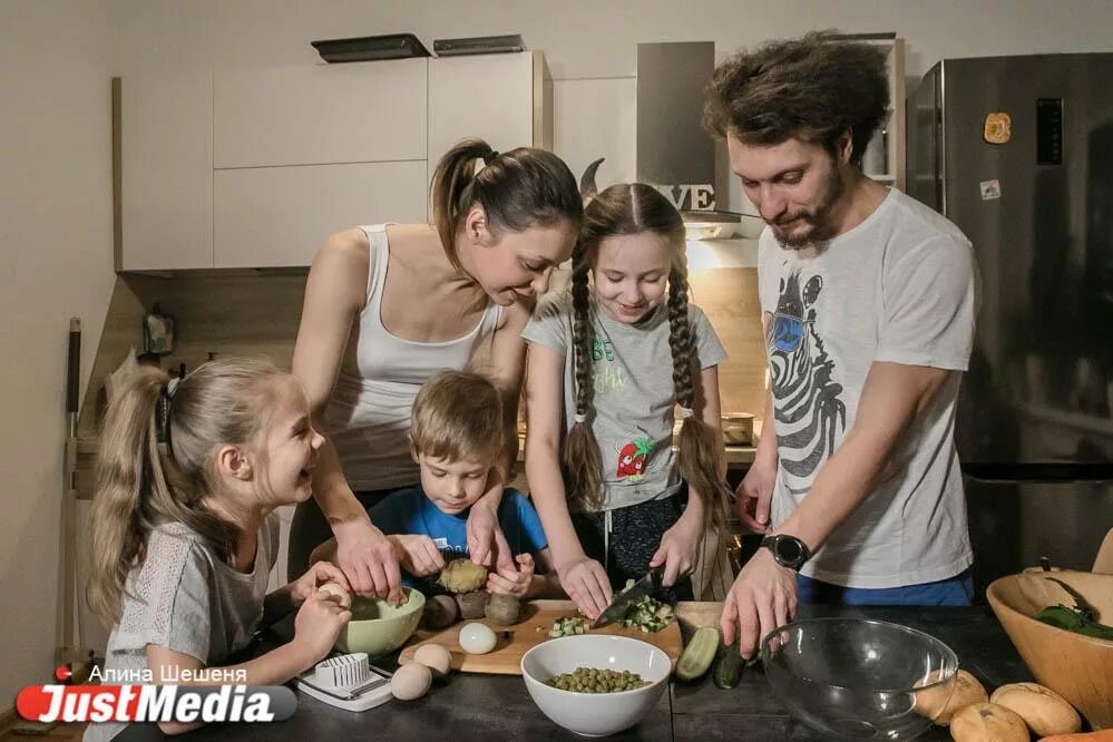 Готовка с семьей. Семья новый год готовка. Семья готовит салат. Мама готовит салат на новый год.