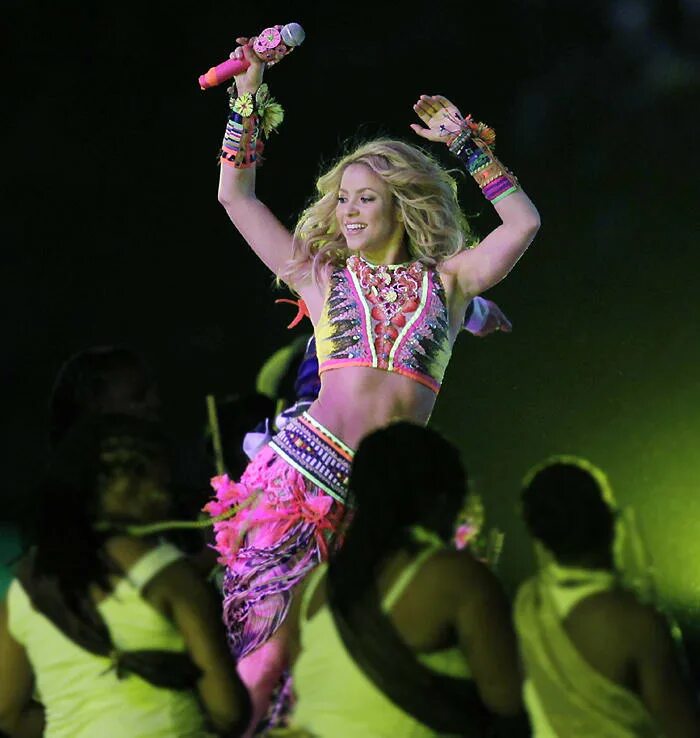 Waka waka africa. Shakira 2010 Waka Waka. Shakira 2010.