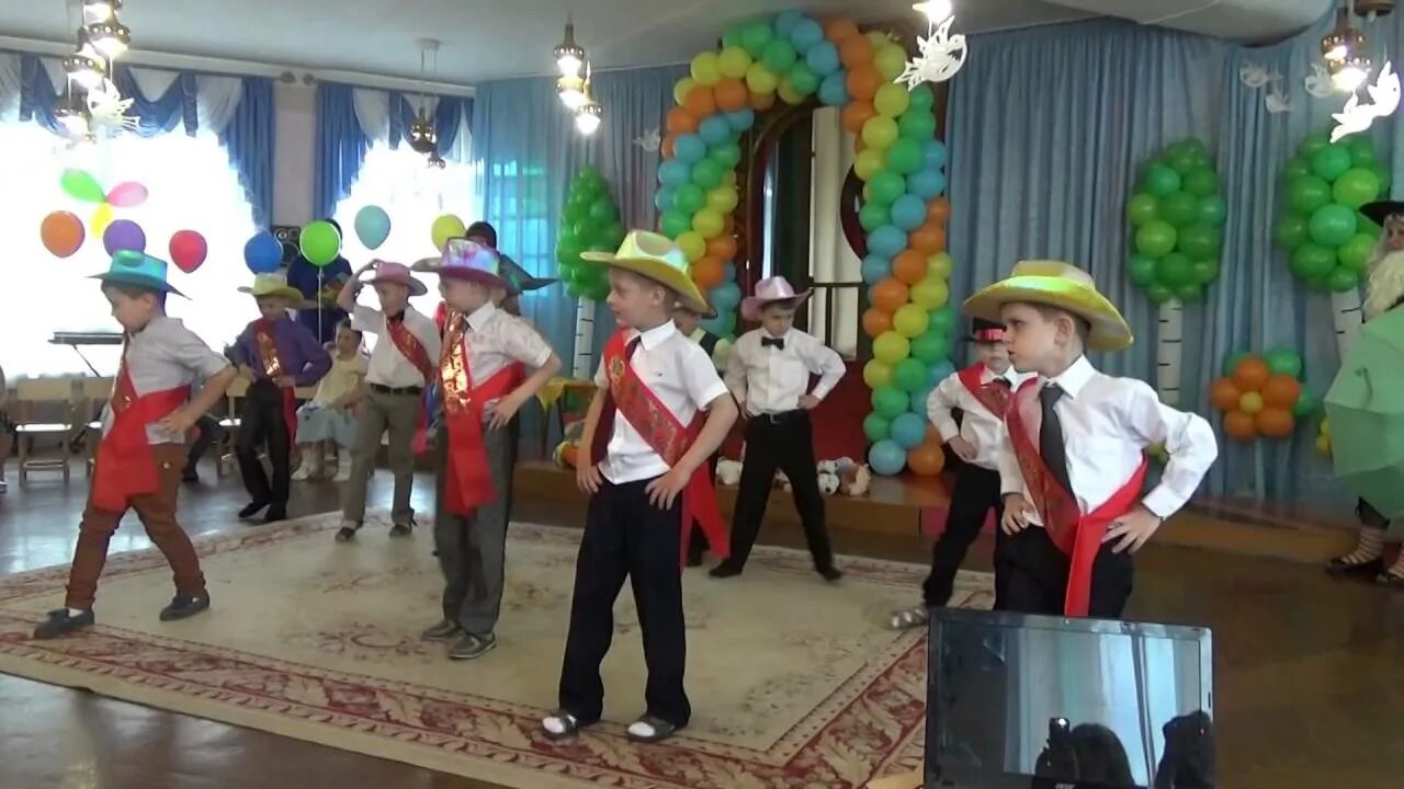 Танец в шляпах в детском саду видео. Танец со шляпами в детском саду. танец со шляпками в средней группе детского сада. дети танцуют с шляпками. танец со шляпами на выпускной в школе.