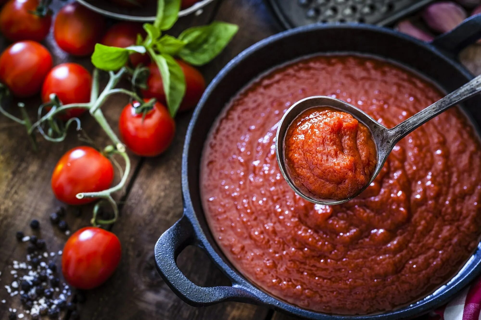 Домашний соус простой к мясу. Томатная сальса. Помидорный соус Томато. Соус томатный армянский. Горячий соус.