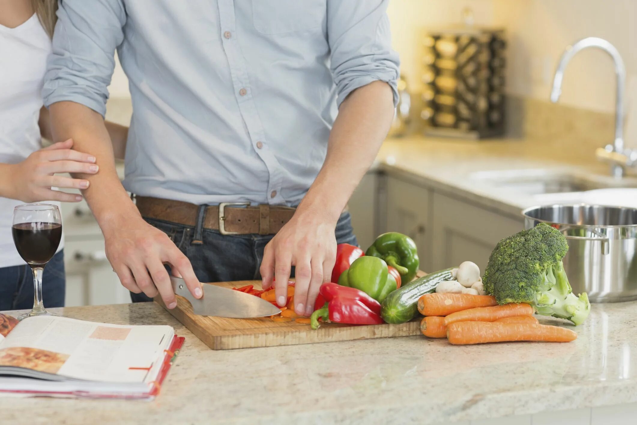 Человек режет овощи. Chopping Vegetables. Cut Vegetables. Cutting Vegetables.