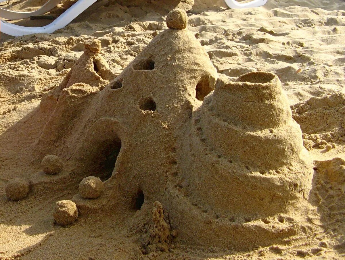 дом из песка. песчаный домик. маленький домик из песка. колманскоп город-призрак. песочный домик.