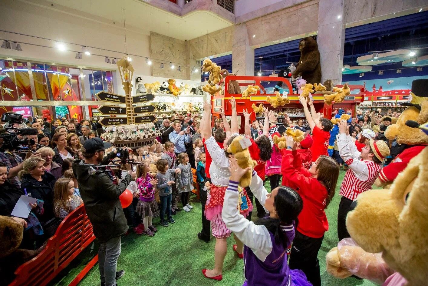 Hamleys london. Хамлес магазин игрушек Лондон. Hamleys магазин игрушек в Лондоне. Хемлис магазин игрушек в Лондоне. Магазин игрушек Прага Hamleys.