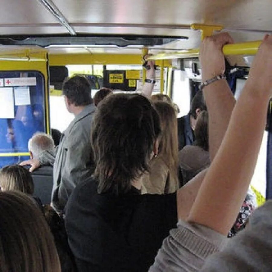 Человек держится за поручень в автобусе. Поручни в общественном транспорте. Поручни в трамвае. Поручни в автобусе. Поручни в маршрутке.
