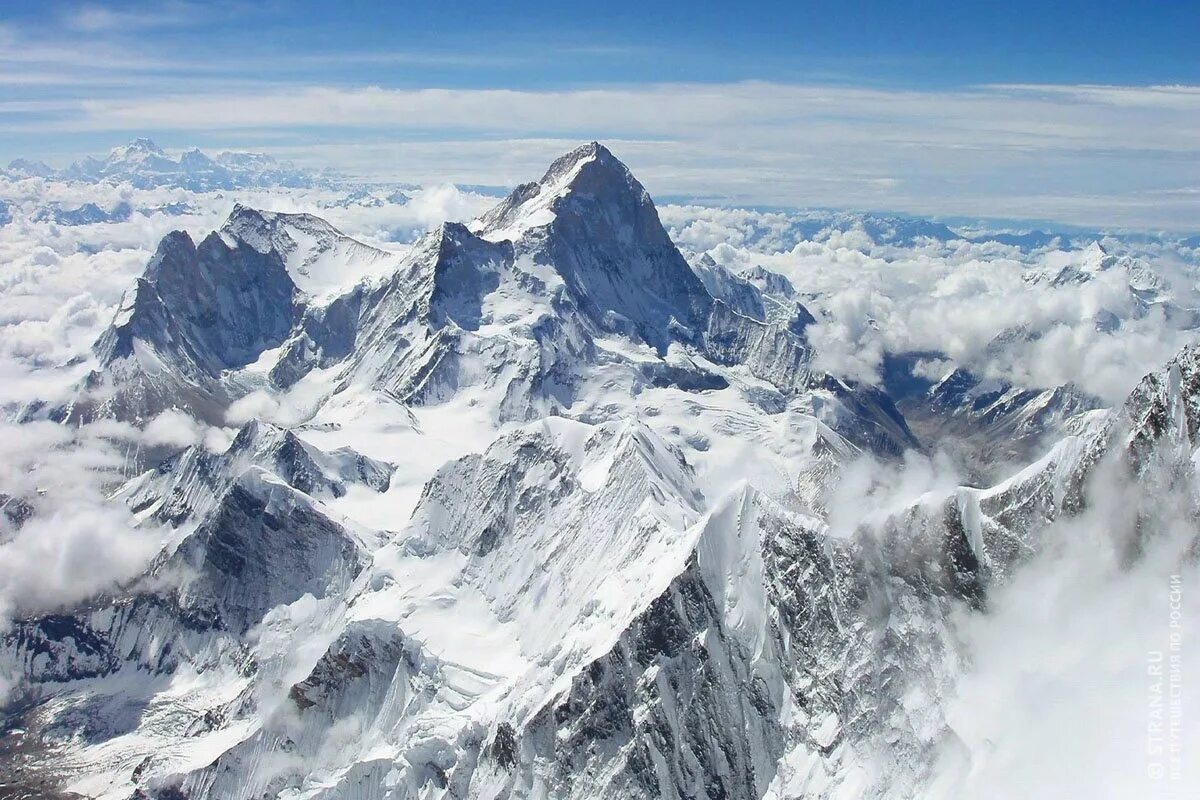 Mount everest is high in the world. Гималаи Эверест Джомолунгма. Гора Эверест (Джомолунгма). Гималаи. Высота Гималаев и Эвереста. Гималаи Эверест с самолета.