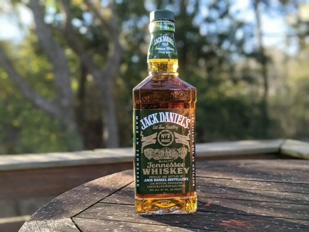 Whiskey перевод на русский. Джек дэниэлс bottled in bond. Джек дэниэлс вектор. Виски купажированный джон барр. Джек дэниэлс эпл.