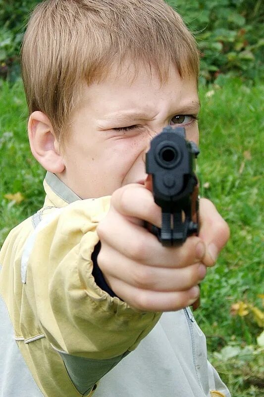 Малолетних бандитов. Дети бандиты. Несовершеннолетние бандиты. Маленький бандит с пистолетом. Малолетний бандит.