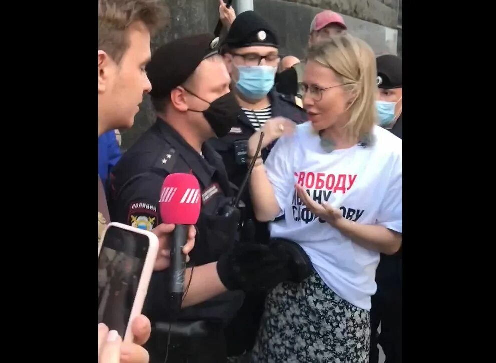 Собчак задержали на митинге. Собчак на митинге.