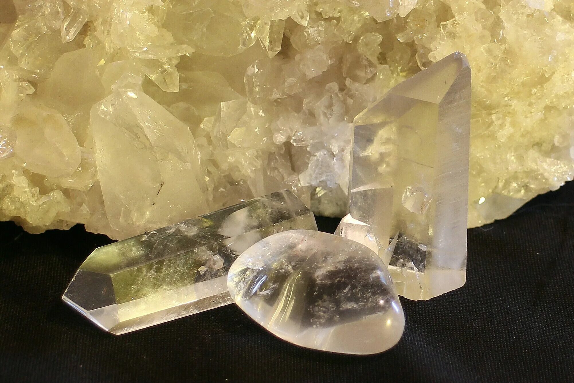 Cacha crystal. Алунит с кварцем. Горный хрусталь кварц кварц. Минералы кварц горный хрусталь. Камень кварц с хрусталем.