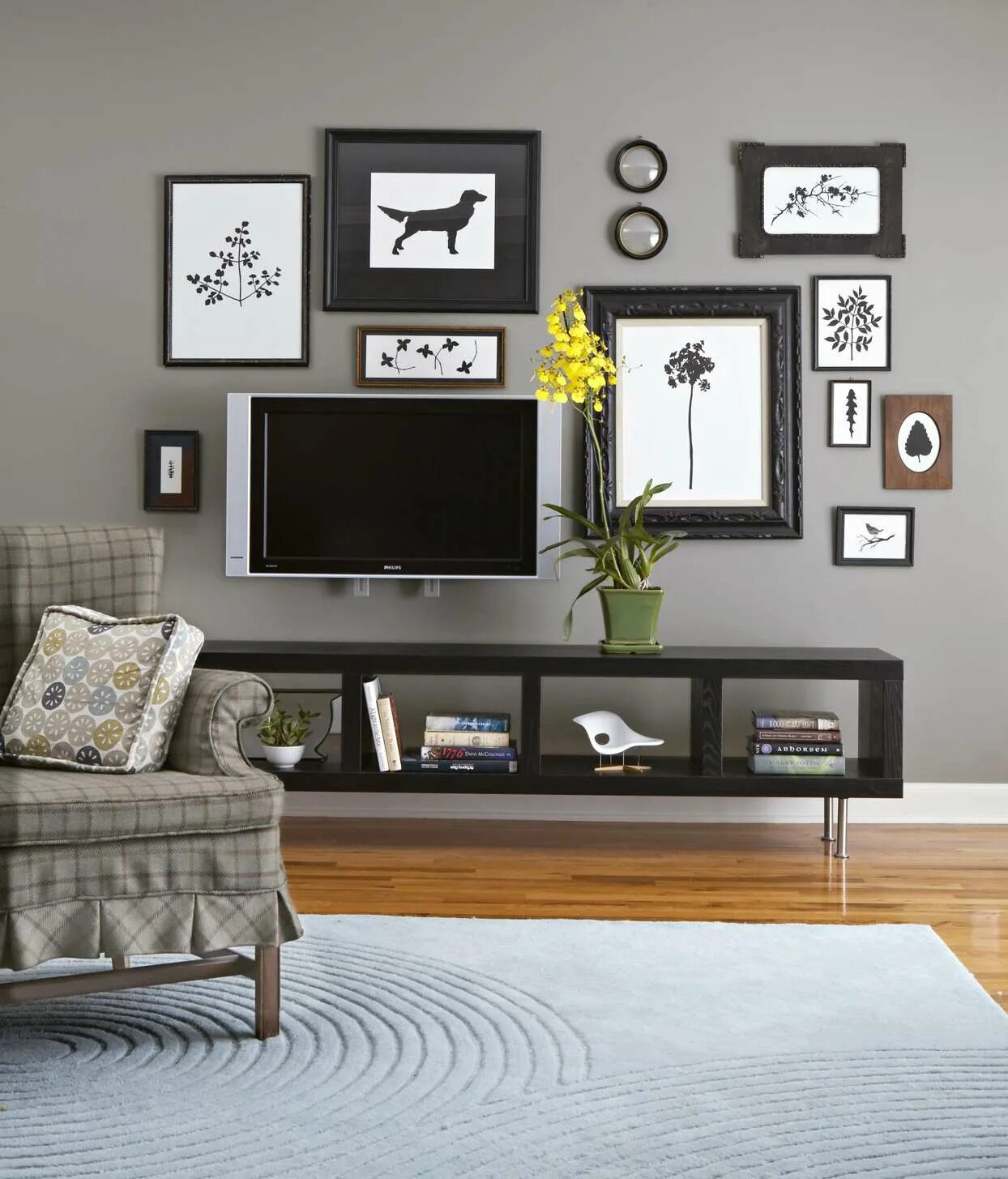 Украсить телевизор. Декор на стену в гостиную. Декор стены в гостиной. Телевизор в интерьере. Декотна стену над телевизором.