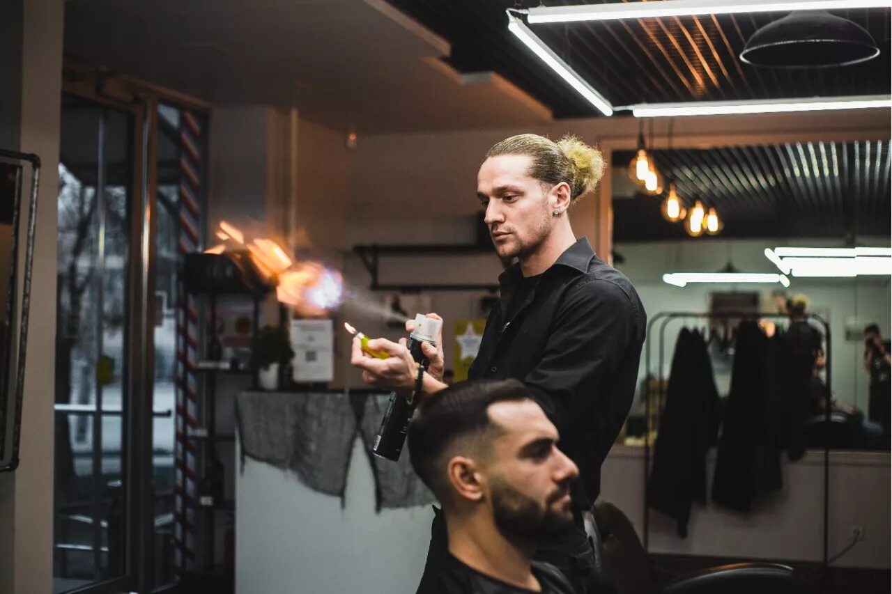 мужские стрижки white wolf. филипп вольф парикмахер. футболка белая с черным волком. мужские стрижки white wolf. Barbershop тонировка седины.