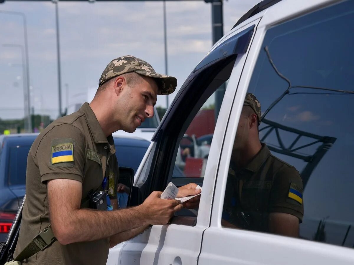 Военные выезд за границу. Выезд на границу. Пограничники. Пограничники на российско украинской границе. Граница боевых действий на Украине.