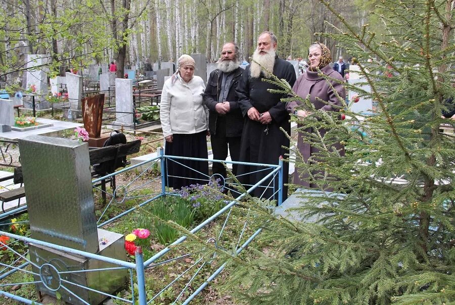 Утро после похорон. Ходить на кладбище. Православное кладбище поминки. Посещение кладбища на Радоницу. Застолье на кладбище.