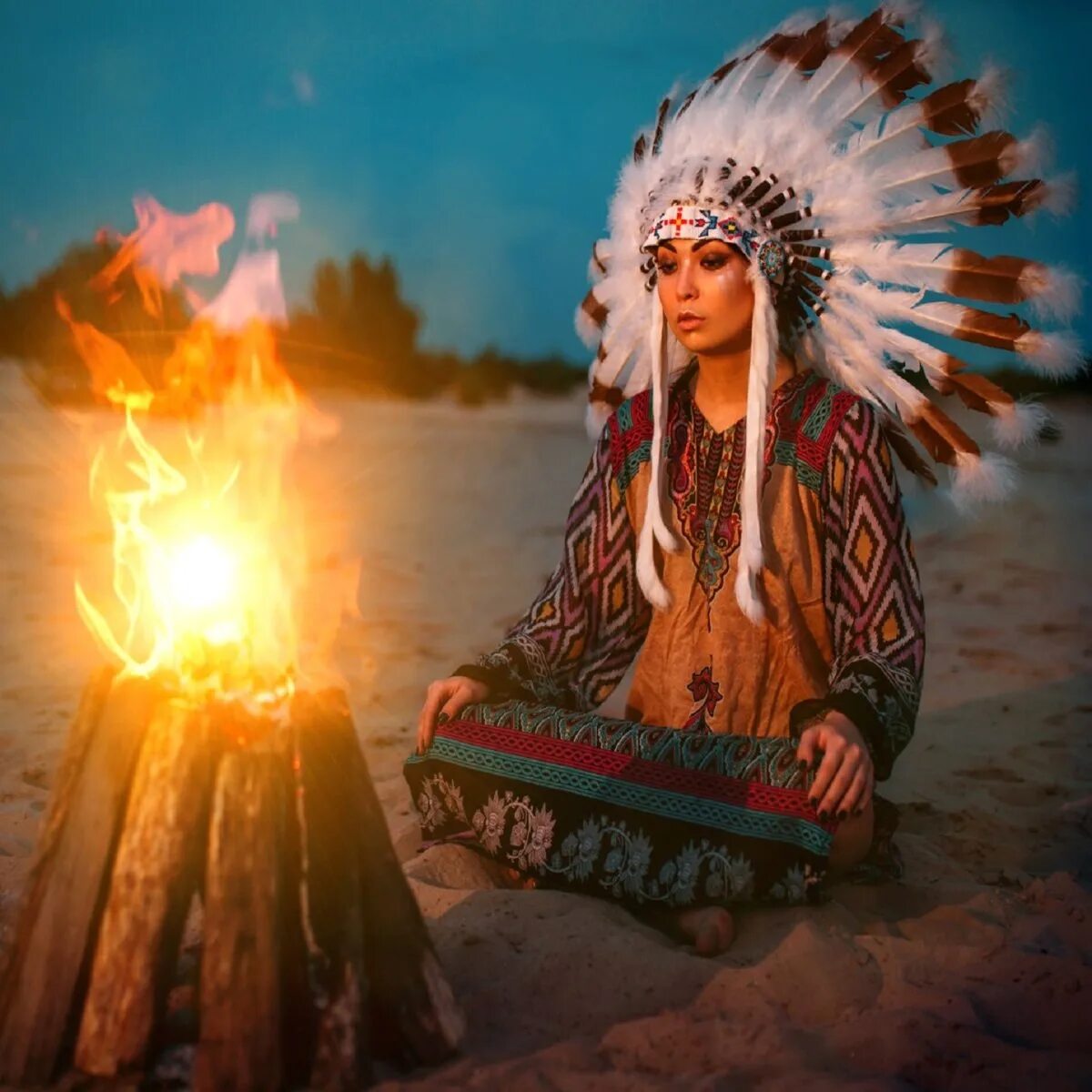 Индейцы у костра. Индейский костер. Красивые шаманки. Индейцы и огонь. Медитация шамана